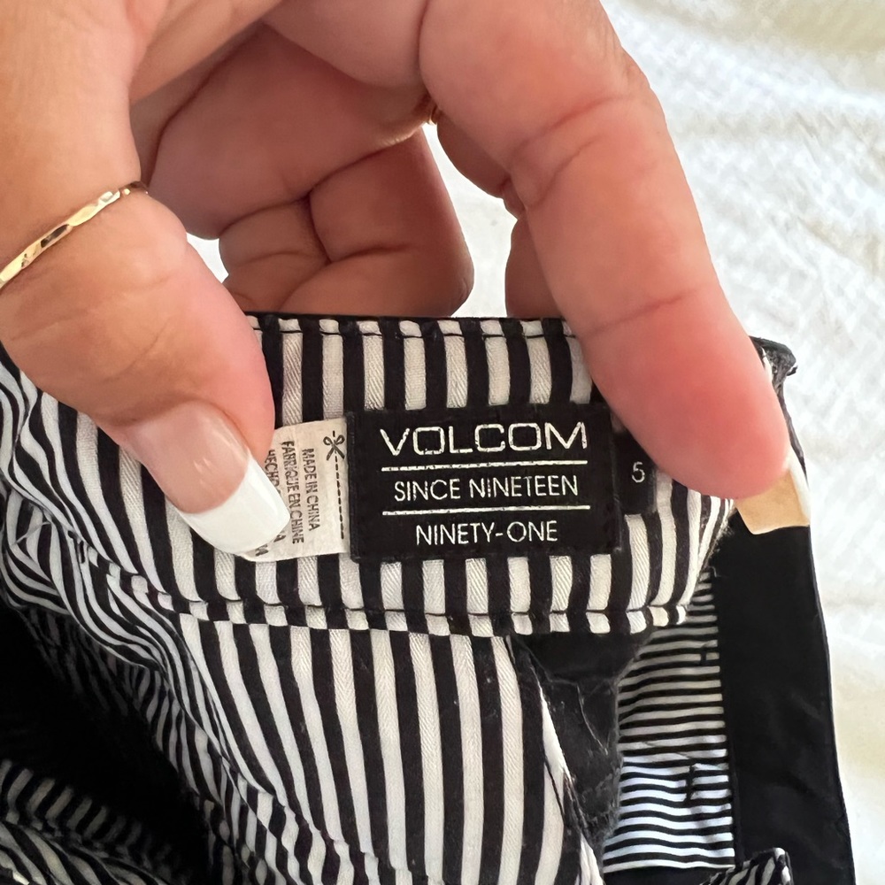 VOLCOM shorts - Picture 2 of 2